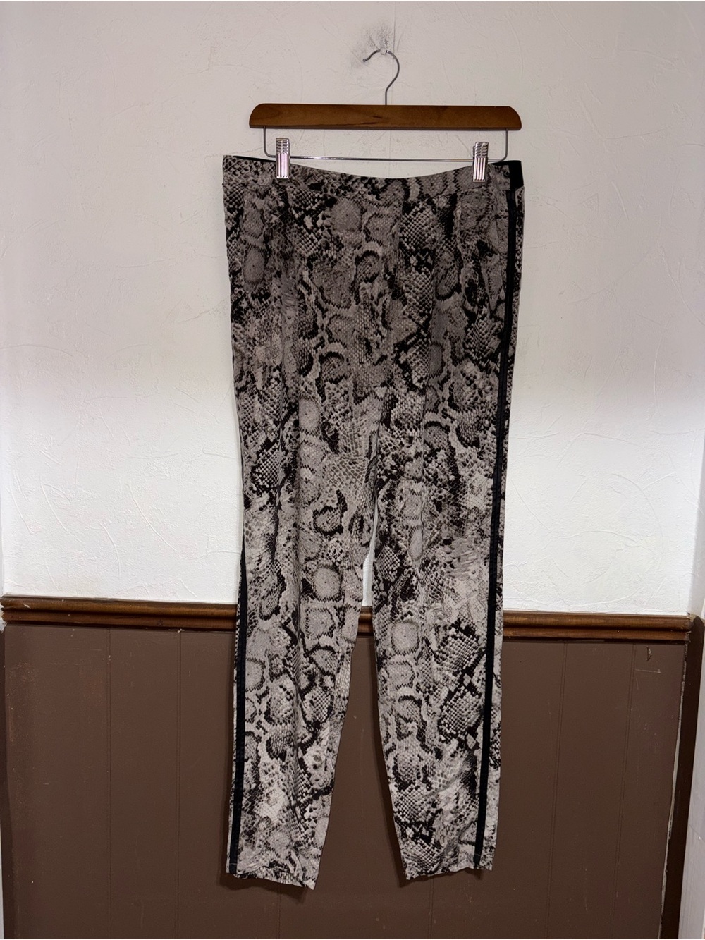 BCBGMaxazria | Gray Printed 100% Silk Pants